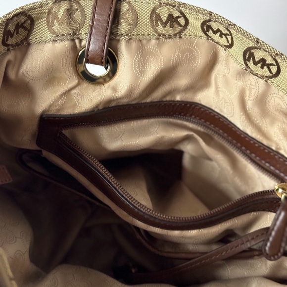 MICHAEL MICHAEL KORS Logo Leather-Trimmed Tote - Picture 14 of 16